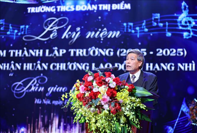 PGS,TS, NHà giáo ưu tú Đặng Quốc Thống, Chủ tịch Hội đồng quản trị Trường Trung học cơ sở và Trung học phổ thông Đoàn Thị Điểm ôn lại truyền thống 20 năm hình thành và phát triển của nhà trường. Ảnh: Thanh Tùng - TTXVN