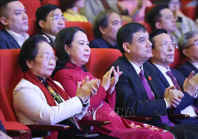 Phó Chủ tịch nước Võ Thị Ánh Xuân và nguyên Phó Chủ tịch nước Nguyễn Thị Doan - Chủ tịch Hội Khuyến học Việt Nam cùng các đại biểu dự buổi lễ. Ảnh: Thanh Tùng - TTXVN 