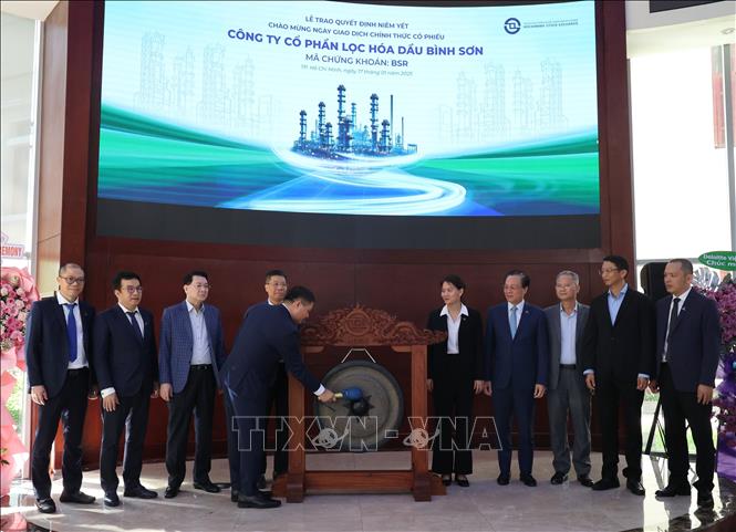 Nghi thức đánh cồng khai phiên giao dịch đầu tiên của cổ phiếu BSR trên HOSE. Ảnh: Hứa Chung-TTXVN