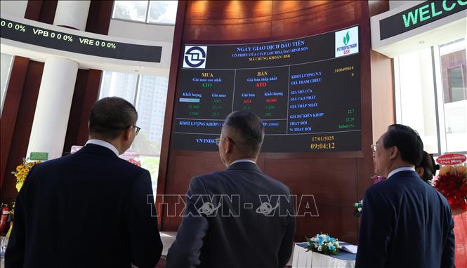 Nhà đầu tư theo dõi diễn biến cổ phiếu BSR trong phiên chào sàn đầu tiên trên HOSE. Ảnh: Hứa Chung-TTXVN