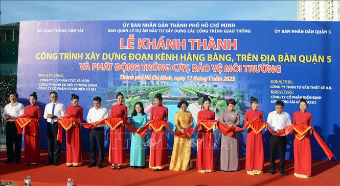 Các đại biểu thực hiện nghi thức khánh thành công trình kênh Hàng Bàng, đoạn qua địa bàn Quận 5. Ảnh: Tiến Lực - TTXVN