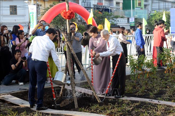 Lãnh đạo Thành phố Hồ Chí Minh trồng cây xanh tại khu vực kênh Hàng Bàng, đoạn qua địa bàn Quận 5. Ảnh: Tiến Lực - TTXVN