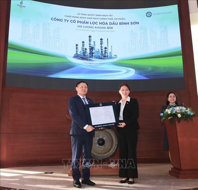 Bà Nguyễn Thị Việt Hà, Quyền Chủ tịch Hội đồng quản trị HOSE, trao quyết định niêm yết cho đại diện lãnh đạo Công ty cổ phần Lọc hóa dầu Bình Sơn. Ảnh: Hứa Chung - TTXVN