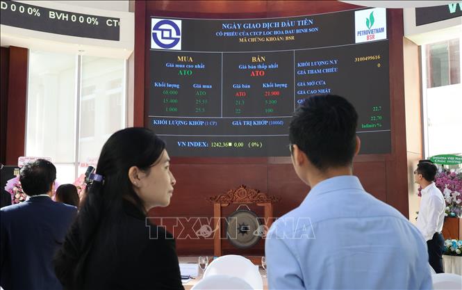 Nhà đầu tư theo dõi diễn biến cổ phiếu BSR trong phiên chào sàn đầu tiên trên HOSE. Ảnh: Hứa Chung-TTXVN