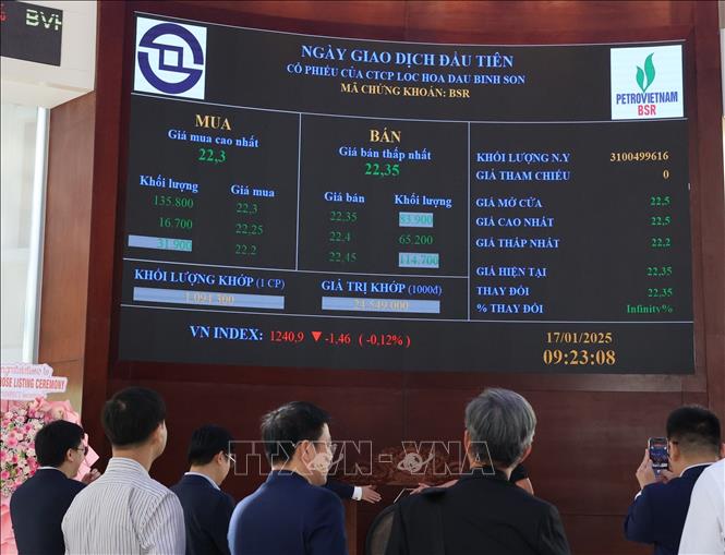 Nhiều nhà đầu tư theo dõi diễn biến cổ phiếu BSR trong phiên chào sàn đầu tiên trên HOSE. Ảnh: Hứa Chung-TTXVN