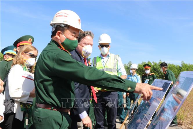 Thượng tướng Hoàng Xuân Chiến cùng ông Marc Knapper kiểm tra thực tế việc xử lý dioxin tại sân bay Biên Hòa. Ảnh: Công Phong - TTXVN