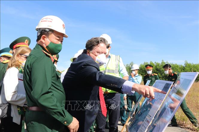 Ông Marc Knapper cùng lãnh đạo Bộ Quốc phòng kiểm tra thực tế việc xử lý dioxin tại sân bay Biên Hòa. Ảnh: Công Phong - TTXVN