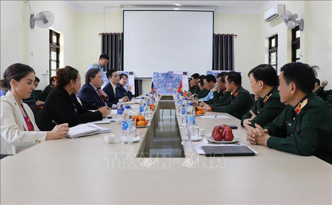 Lãnh đạo Bộ Quốc phòng tiếp xã giao ông Marc Knapper, Đại sứ đặc mệnh toàn quyền Hợp chủng quốc Hoa Kỳ tại Việt Nam. Ảnh: Công Phong - TTXVN