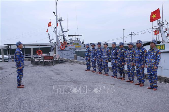 Các cán bộ, chiến sĩ Hải đội 2 triển khai đội hình tác chiến. Ảnh: Công Luật - TTXVN