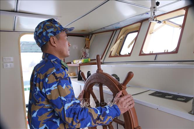 Điều khiển tàu tuần tra vùng biển thuộc địa bàn đơn vị quản lý. Ảnh: Công Luật - TTXVN