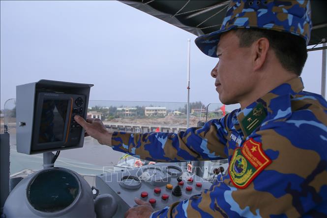 Kiểm tra hệ thống định vị trước khi tàu xuất kích. Ảnh: Công Luật - TTXVN
