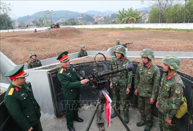 Lãnh đạo, chỉ huy Sư đoàn 346 kiểm tra công tác huấn luyện sẵn sàng chiến đấu tại đại đội 16 phòng không. Ảnh: Trọng Đức - TTXVN. 
