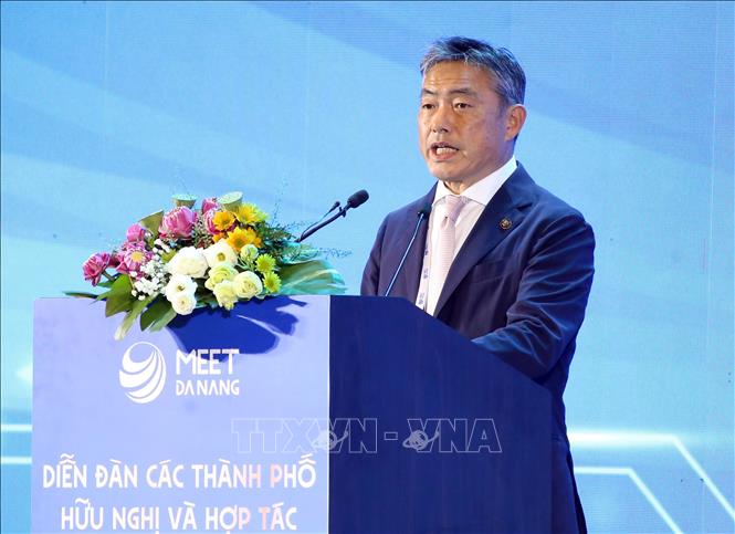 Ông Yoshikuni Watanabe, Thị trưởng thành phố Kisarazu (Nhật Bản) phát biểu tại diễn đàn. Ảnh: Trần Lê Lâm – TTXVN 