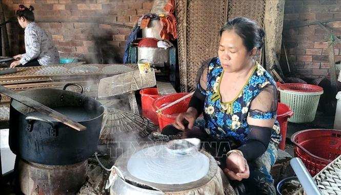 Sản xuất bánh tráng ở làng nghề bánh tráng Mỹ Lồng ở ấp Nghĩa Huấn, xã Mỹ Thạnh (Giồng Trôm, Bến Tre). Ảnh: Công Trí - TTXVN