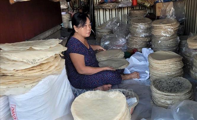 Đóng gói sản phẩm bánh tráng Mỹ Lồng. Ảnh: Công Trí - TTXVN