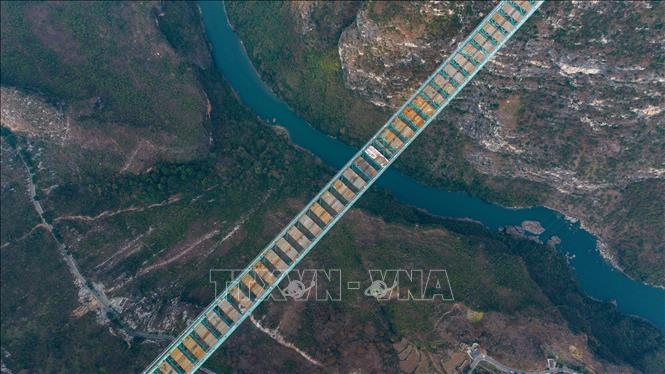 Trung Quốc hoàn tất việc xây dựng cấu trúc chính của cây cầu cao nhất thế giới Huajiang Grand Canyon ở phía Tây Nam tỉnh Quý Châu ngày 17/1/2025. Ảnh: THX/TTXVN
