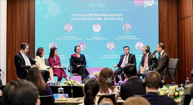 Các khách mời tham gia Tọa đàm “Các giải pháp của Đức và quan hệ Đức-Việt trong việc nâng cao chăm sóc sức khỏe tại Việt Nam”. Ảnh: Đinh Hằng – TTXVN