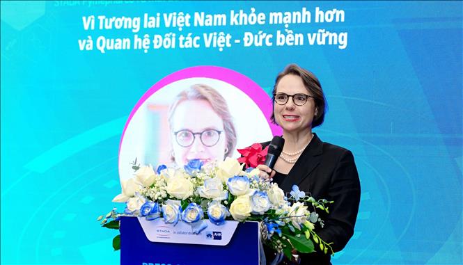 Bà Josefine Wallat,Tổng Lãnh sự Đức tại Việt Nam phát biểu tại buổi ra mắt. Ảnh: Đinh Hằng – TTXVN