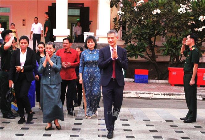 Đại sứ Việt Nam tại Campuchia Nguyễn Minh Vũ đón tiếp bà Samdech Men Sam An, Cố vấn tối cao trực tiếp của Quốc vương Campuchia, Phó Chủ tịch Đảng Nhân dân Campuchia (CPP), Chủ tịch Hội Hữu nghị Campuchia-Việt Nam đến dự chương trình Xuân quê hương 2025. Ảnh: Hoàng Minh - PV TTXVN tại Campuchia