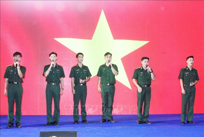 Một tiết mục văn nghệ chào mừng. Ảnh: Hoàng Minh - PV TTXVN tại Campuchia 