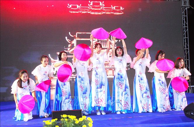 Một số tiết mục văn nghệ chào mừng tại chương trình. Ảnh: Hoàng Minh - PV TTXVN tại Campuchia 