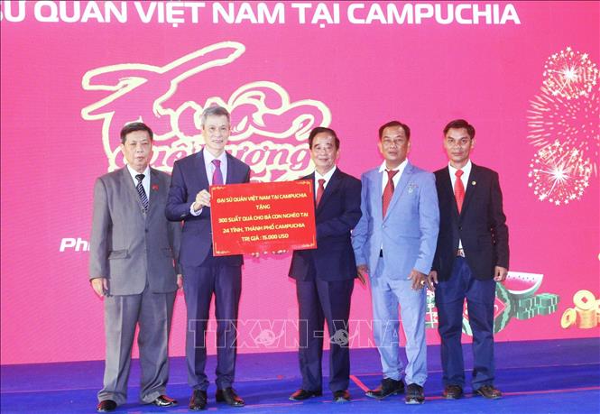 Đại sứ Việt Nam tại Campuchia Nguyễn Minh Vũ (thứ hai, từ trái sang) trao tặng tượng trưng 300 suất quà Tết tổng trị giá 15.000 USD cho Lãnh đạo Hội Khmer-Việt Nam tại Campuchia hỗ trợ bà con nghèo tại 24 tỉnh, thành ở Campuchia. Ảnh: Hoàng Minh - PV TTXVN tại Campuchia 