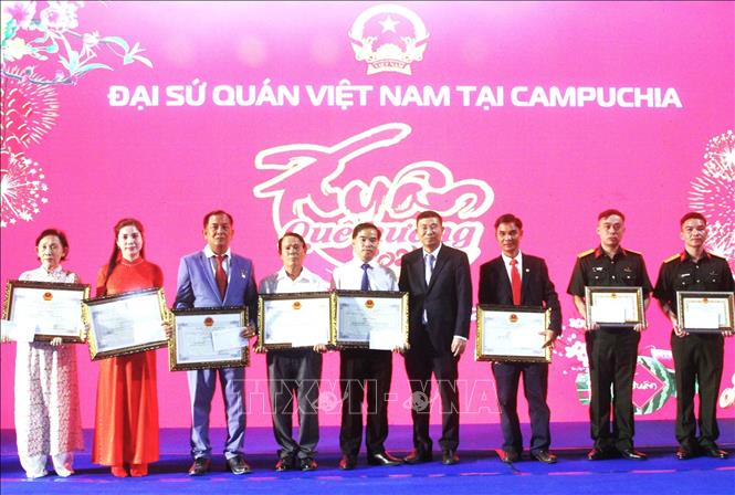Tham tán Công sứ Ngô Văn Tuất (thứ 3, từ phải sang) trao tặng Giấy khen của Đại sứ cho các cá nhân có đóng góp cho cộng đồng người gốc Việt tại Campuchia. Ảnh: Hoàng Minh - PV TTXVN tại Campuchia 