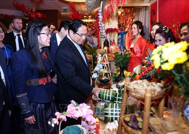 Prime Minister Pham Minh Chinh and his spouse join in the “Homeland Spring 2025” celebration. VNA Photo: Dương Giang