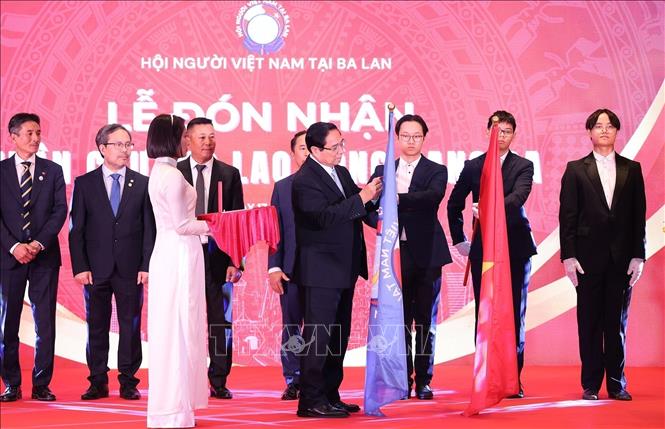 Prime Minister Pham Minh Chinh presents the Labour Order, third-class to the Overseas Vietnamese Association in Poland. VNA Photo: Dương Giang