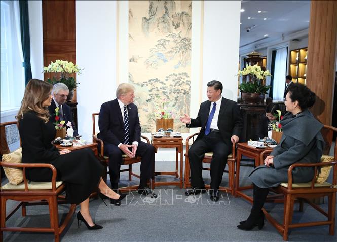 (Tư liệu) Chủ tịch Trung Quốc Tập Cận Bình (thứ 3, phải) cùng Phu nhân trong buổi tiệc trà với Tổng thống Mỹ Donald Trump (thứ 3, trái) cùng Phu nhân đang ở thăm Bắc Kinh ngày 8/11/2017. Ảnh: THX/TTXVN