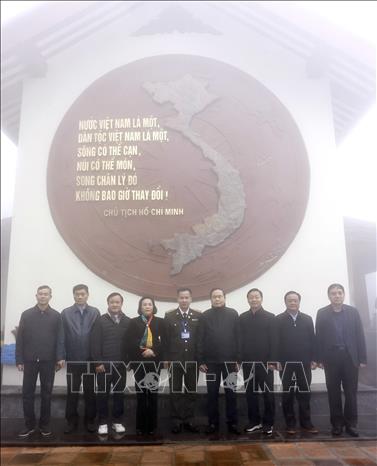 Chủ tịch Quốc hội Trần Thanh Mẫn và các đại biểu chụp ảnh lưu niệm tại Đền thờ Bác Hồ trên đỉnh Vua. Ảnh: Doãn Tấn – TTXVN
