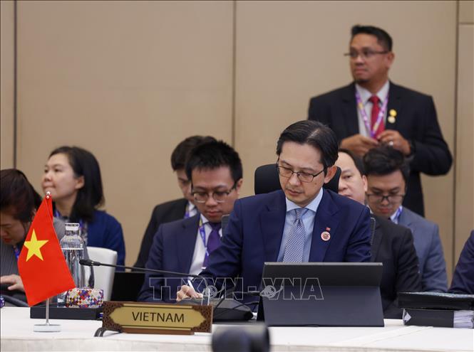 Thứ trưởng Bộ ngoại giao Đỗ Hùng Việt và đoàn đại biểu Việt Nam tham dự Hội nghị các quan chức cấp cao ASEAN (SOM) tại Trung tâm Hội nghị Quốc tế Langkawi, Malaysia. Ảnh: TTXVN phát