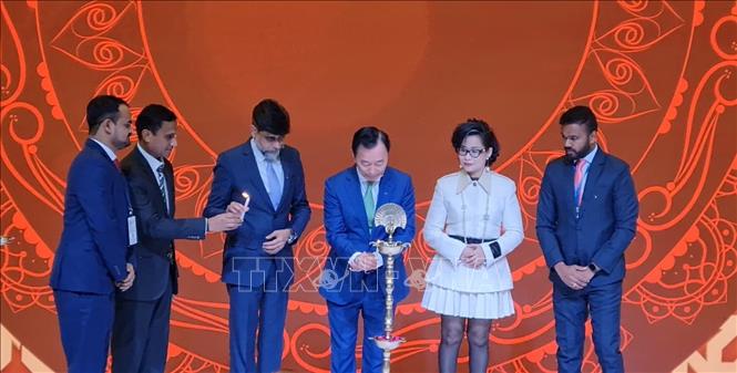 Lãnh đạo VinFast cùng thắp nến mở màn Lễ ra mắt thương hiệu. Ảnh: Ngọc Thúy-PV TTXVN tại Ấn Độ