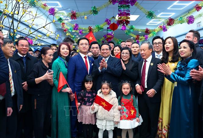Prime Minister Pham Minh Chinh and his spouse visit the ASG Trade Centre. VNA Photo: Dương Giang