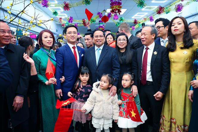 Prime Minister Pham Minh Chinh and his spouse visit the ASG Trade Centre. VNA Photo: Dương Giang