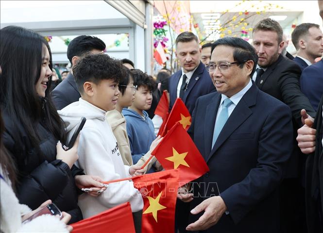 Prime Minister Pham Minh Chinh and his spouse visit the ASG Trade Centre. VNA Photo: Dương Giang