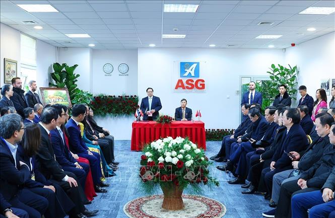 Prime Minister Pham Minh Chinh meets with representatives of overseas Vietnamese conducting business at the ASG Trade Centre. VNA Photo: Dương Giang