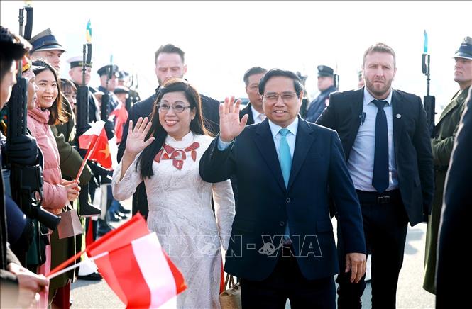 Prime Minister Pham Minh Chinh and his spouse left Warsaw for a trip to the Czech Republic. VNA Photo: Dương Giang