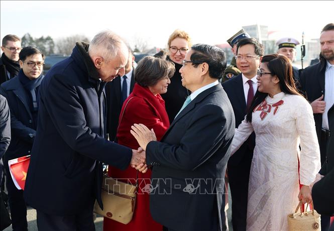 Prime Minister Pham Minh Chinh and his spouse left Warsaw for a trip to the Czech Republic. VNA Photo: Dương Giang