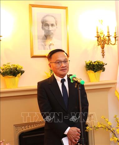 Chủ tịch Hội doanh nhân Việt Nam Canada (VCBA) Bờ Đông, ông Chung Vinh phát biểu. Ảnh: Trung Dũng -  Phóng viên TTXVN tại Canada 