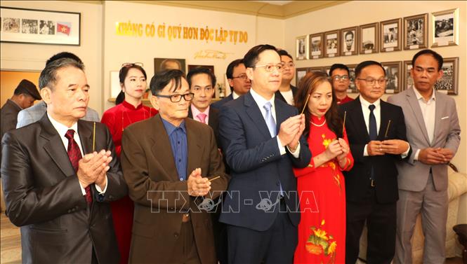Đại sứ Việt Nam tại Canada Phạm Vinh Quang cùng đại diện cộng đồng người Việt dâng hương trước bàn thờ Chủ tịch Hồ Chí Minh tại Nhà Việt Nam ở thủ đô Ottawa. Ảnh: Trung Dũng -  Phóng viên TTXVN tại Canada 