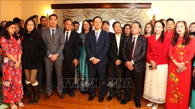 Đại sứ Việt Nam tại Canada Phạm Vinh Quang và phu nhân cùng đông đảo bà con người Việt tham dự sự kiện Xuân quê hương. Ảnh: Trung Dũng -  Phóng viên TTXVN tại Canada 