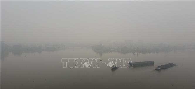 Sương mù dày đặc tại khu vực cầu Ghềnh, cù lao Hiệp Hòa khiến tầm nhìn bị hạn chế. (Ảnh chụp lúc 7 giờ 40 phút, ngày 19/1). Ảnh: Sỹ Tuyên - TTXVN