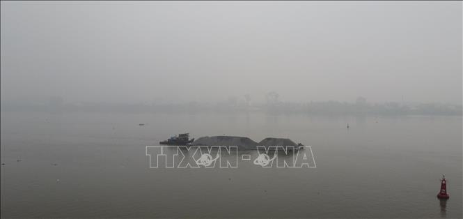 Sương mù dày khu vực sông Đồng Nai đoạn qua thành phố Biên Hòa khiến tầm nhìn bị hạn chế. (Ảnh chụp lúc 7 giờ 40 phút, ngày 19/1). Ảnh: Sỹ Tuyên - TTXVN