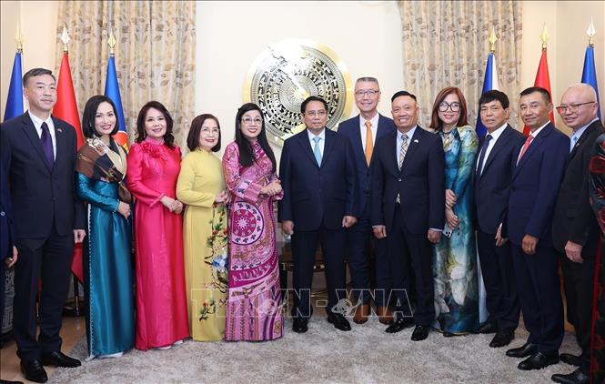 Prime Minister Pham Minh Chinh, his wife Le Thi Bich Tran and delegates pose for a group photo. VNA Photo: Dương Giang