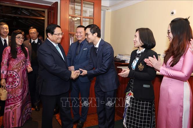 Prime Minister Pham Minh Chinh meets representatives of the Vietnamese community in the Czech Republic. VNA Photo: Dương Giang