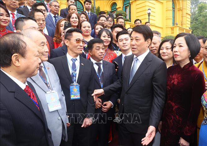Chủ tịch nước Lương Cường và Phu nhân cùng đoàn kiều bào về thăm quê hương nhân dịp tết Nguyên đán Ất Tỵ năm 2025. Ảnh: Lâm Khánh - TTXVN