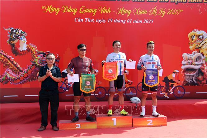 Ban tổ chức trao thưởng các vận động viên đạt thành tích cao nội dung cá nhân nam từ 41 - 50 tuổi. Ảnh: Trung Kiên - TTXVN