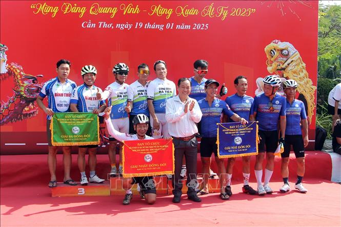 Ban tổ chức khen thưởng các đội đạt thành tích cao nội dung đồng đội nam từ 51 tuổi trở lên. Ảnh: Trung Kiên - TTXVN