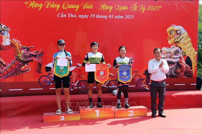 Ban tổ chức trao thưởng các vận động viên đạt thành tích cao nội dung cá nhân nữ từ 16 - 55 tuổi. Ảnh: Trung Kiên - TTXVN